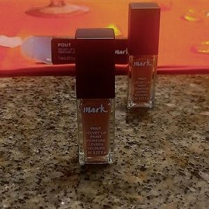 Mark. POUT Velvet  lip 💋 paint